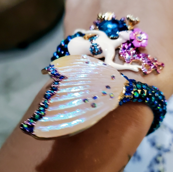Nwt Betsey Johnson Beautiful mermaid Gold tone bracelet - Picture 6 of 16